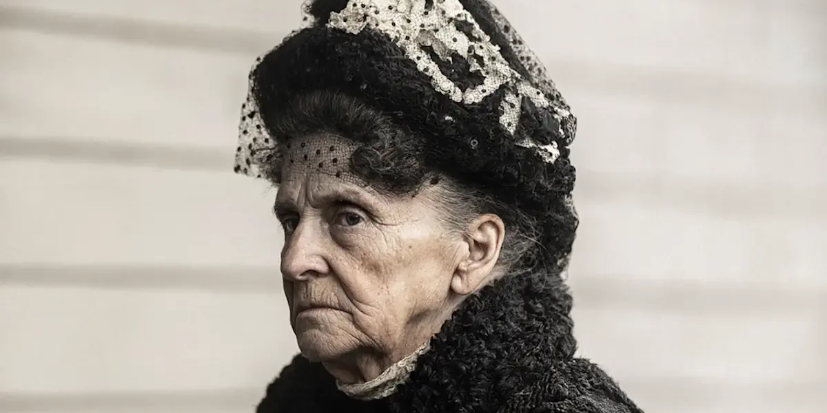 Πορτρέτο της Hetty Green με μαύρο καπέλο και αυστηρή έκφραση, AI-generated.
