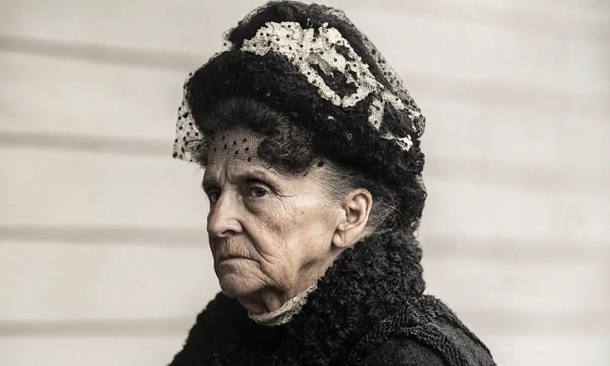 Πορτρέτο της Hetty Green με μαύρο καπέλο και αυστηρή έκφραση, AI-generated.