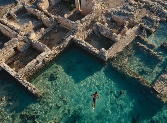 Το Παυλοπέτρι με θεμέλια κτιρίων και δρόμους ορατά κάτω από τα ρηχά νερά απέναντι από την Ελαφόνησο.