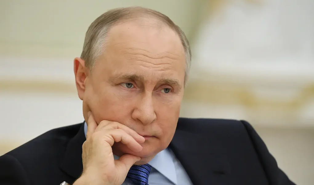 Βλαντιμίρ Πούτιν με σοβαρή έκφραση