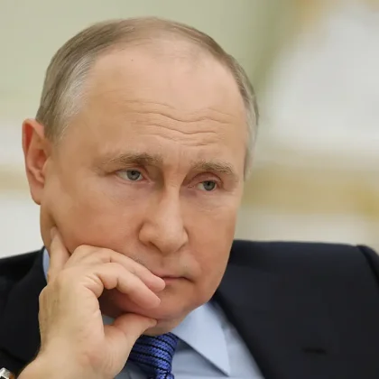 Βλαντιμίρ Πούτιν με σοβαρή έκφραση