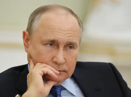 Βλαντιμίρ Πούτιν με σοβαρή έκφραση