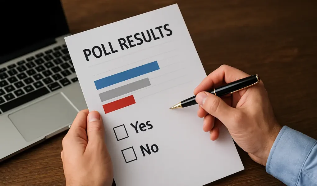 Άτομο κρατά φύλλο δημοσκόπησης με γραφήματα και κουτάκια επιλογών δίπλα σε υπολογιστή.