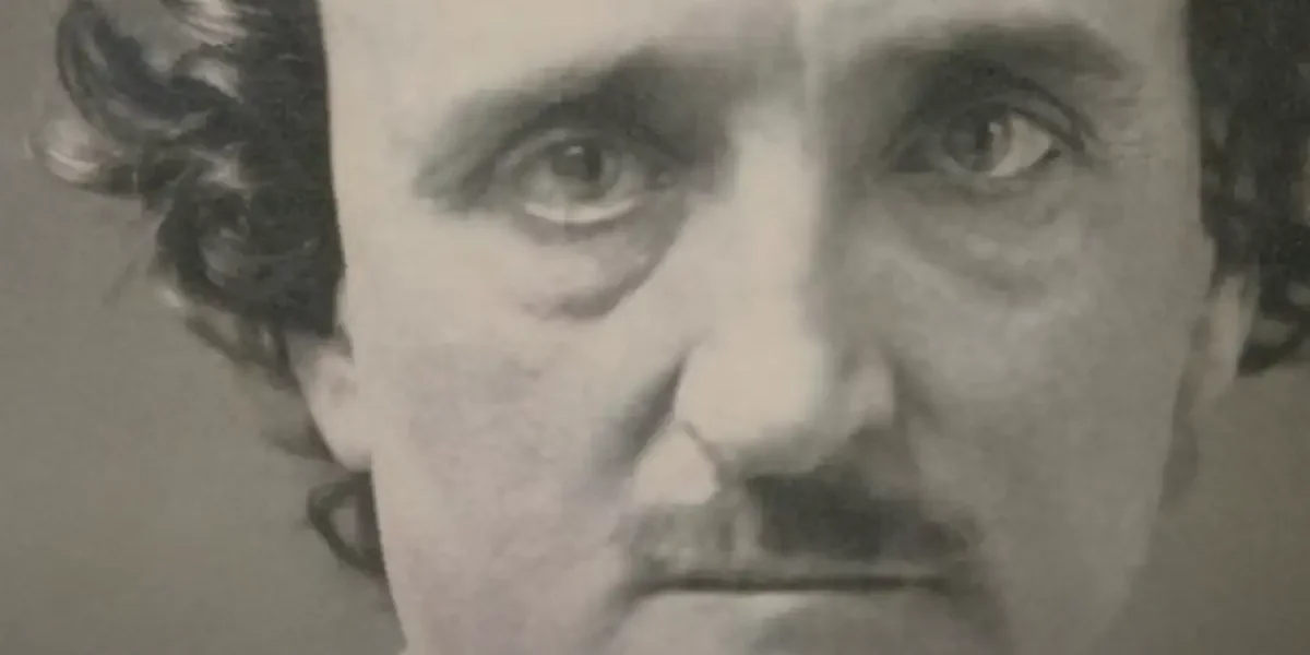 Πορτρέτο του Έντγκαρ Άλλαν Πόε με αυστηρό βλέμμα.
