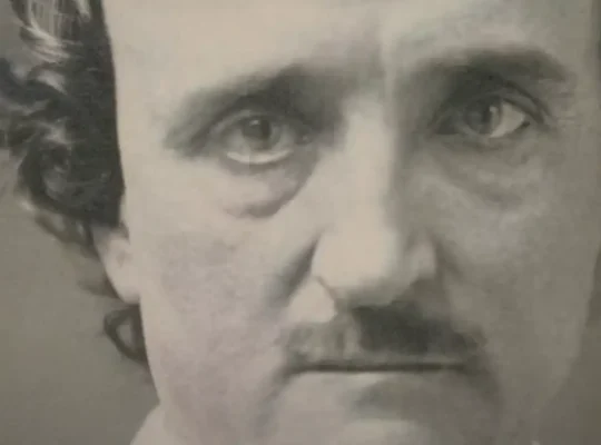 Πορτρέτο του Έντγκαρ Άλλαν Πόε με αυστηρό βλέμμα.