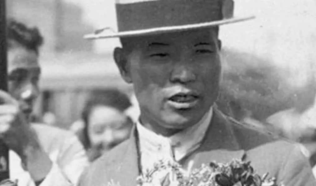 Shizo Kanakuri στο λιμάνι του Κόμπε το 1924 με ανθοδέσμη στα χέρια μετά τους Ολυμπιακούς Αγώνες.