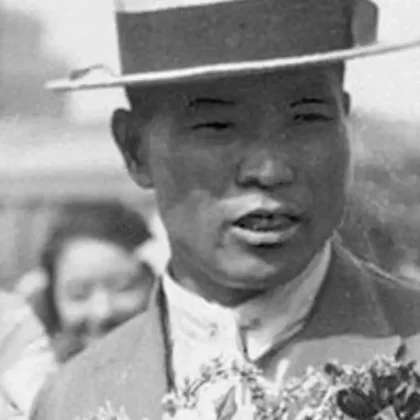 Shizo Kanakuri στο λιμάνι του Κόμπε το 1924 με ανθοδέσμη στα χέρια μετά τους Ολυμπιακούς Αγώνες.