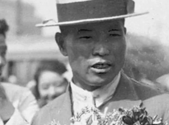 Shizo Kanakuri στο λιμάνι του Κόμπε το 1924 με ανθοδέσμη στα χέρια μετά τους Ολυμπιακούς Αγώνες.