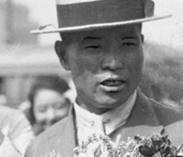 Shizo Kanakuri στο λιμάνι του Κόμπε το 1924 με ανθοδέσμη στα χέρια μετά τους Ολυμπιακούς Αγώνες.